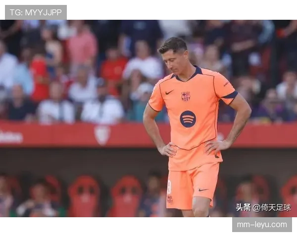 莱万多夫斯基更衣室彰显领袖风范,球队士气高涨状态回升 莱万多夫斯基更衣室彰显领袖风范,球队士气高涨状态回升