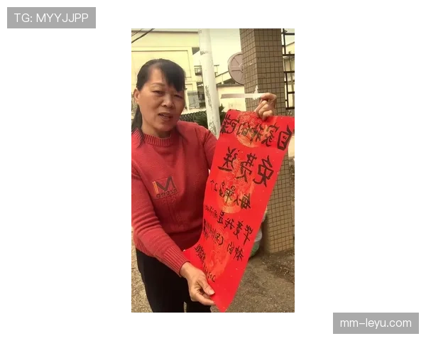 谢杏芳在菜市场跟大妈讨价还价，手里提的袋子却是名店纸袋